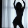Maria Ísis (Marina Ruy Barbosa) dança e pula em cima da cama, em cena de 'Império'