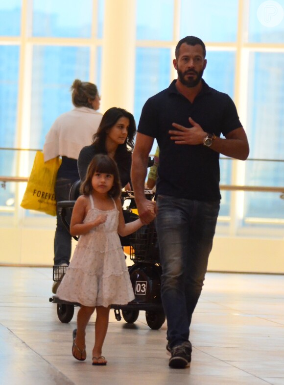 Kyra Gracie usou muletas durante passeio com o namorado, Malvino Salvador, e a enteada, Sofia, em shopping do Rio de Janeiro, na quinta-feira, 11 de julho de 2014