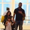 Kyra Gracie usou muletas durante passeio com o namorado, Malvino Salvador, e a enteada, Sofia, em shopping do Rio de Janeiro, na quinta-feira, 11 de julho de 2014
