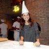 Paloma Bernardi faz pizza no aniversário do irmão
