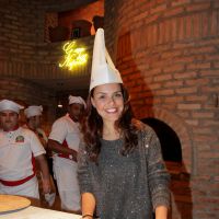 Paloma Bernardi faz pizza e se diverte no jantar de aniversário do irmão, em SP