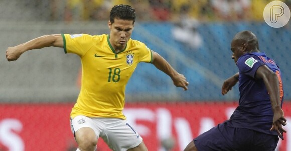 Jogador Henardes entra em campo no segundo tempo da partida entre Brasil e Holanda e vê seleção deixar Mundial sem medalha