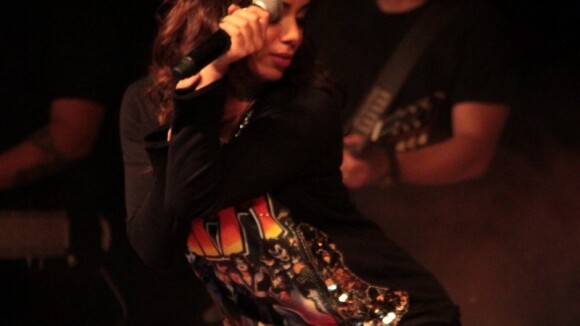 Anitta canta com as pernas de fora e sensualiza em palco de show, em São Paulo