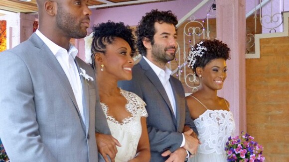 'Em Família': vestidas de noiva, Alice e Neidinha se casam no mesmo dia