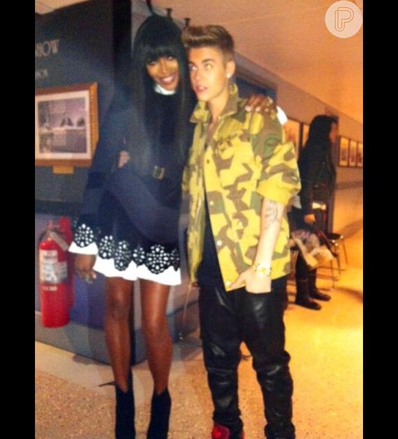 Justin Bieber posa com a modelo Naomi Campbell no programa 'Late Night with Jimmy Fallon'