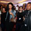 Anitta burlou segurança de Rihanna na saída de hotel onde a cantora ficou hospedada para fazer uma foto