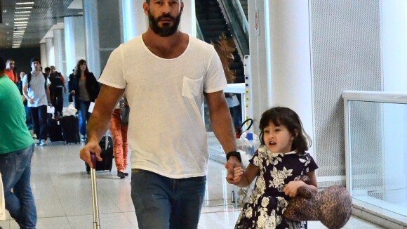 Malvino Salvador embarca com sua filha, Sofia, em aeroporto do Rio