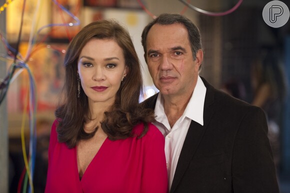 Helena (Julia Lemmertz) e Virgílio (Humberto Martins) tem uma segunda lua-de-mel em Paris, no último capítulo da novela 'Em Família'