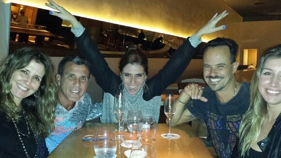 Giovanna Antonelli sai para jantar com Paulo Vilhena e Eri Johnson, no Rio