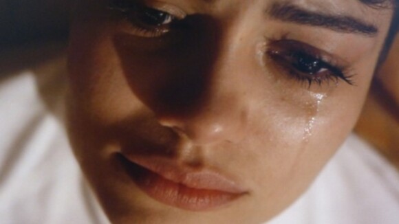 'O Rebu': Duda (Sophie Charlotte) chora ao se lembrar de cena de sexo com Bruno