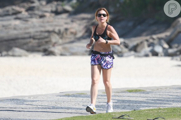 Adriana Esteves se exercita na orla de São Conrado, no Rio
