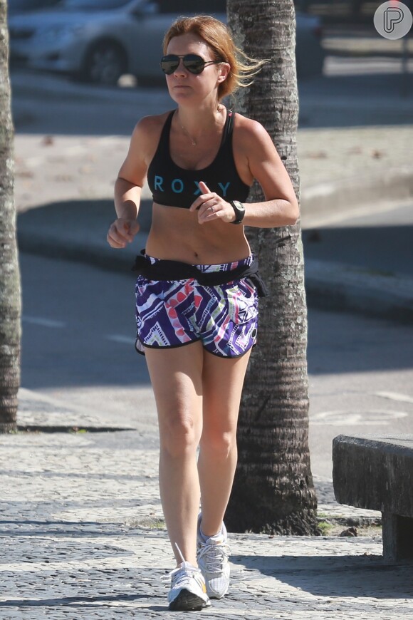 Com a barriga de forma, Adriana Esteves corre na orla da Zona Sul do Rio