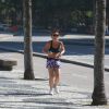 Adriana Esteves corre na orla de São Conrado, na Zona Sul do Rio de Janeiro (17 de julho de 2014)