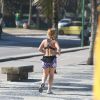 Adriana Esteves corre na orla de São Conrado, na Zona Sul do Rio de Janeiro (17 de julho de 2014)
