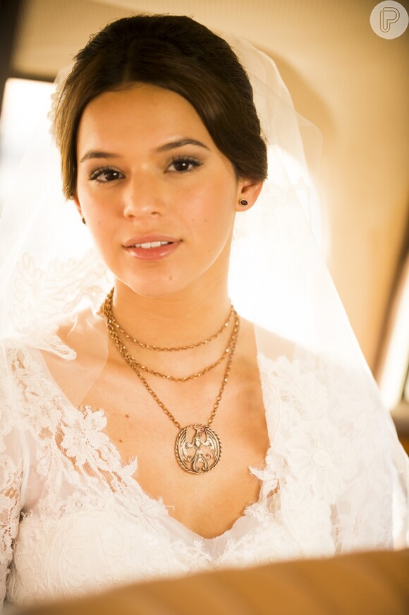 Luiza (Bruna Marquezine) recebe do noivo no altar o medalhão da fênix, que foi usado por sua mãe no dia em que ela ia se casar com ele, na novela 'Em Família'