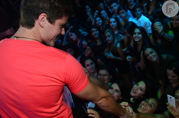 Muito assediado pelas fãs, Jonatas Faro desceu do palco e foi dançar com o público da casa noturna