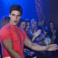 Jonatas Faro dança o 'Lepo Lepo' e é assediado por fãs em boate na Flórida, EUA