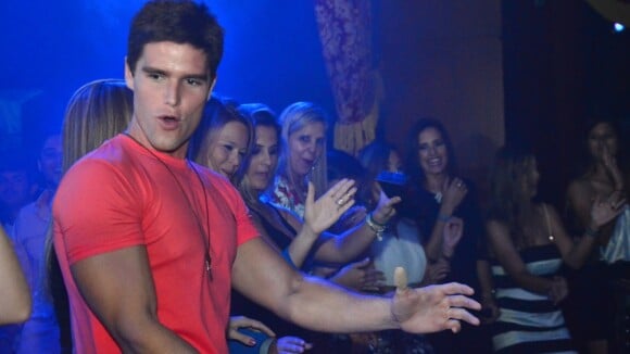 Jonatas Faro dança o 'Lepo Lepo' e é assediado por fãs em boate na Flórida, EUA