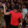 Jonatas Faro foi chamado no palco pelo DJ e recebido ao som do hit 'Lepo Lepo'