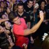 Jonatas Faro foi a estrela principal de uma festa no club The Groove, que fica dentro do complexo Universal Studios, na Flórida, Estados Unidos, na madrugada deste sábado, 19 de julho de 2014. Desinibido, o ator subiu no palco e dançou o 'Lepo Lepo', além de posar para selfies com fãs