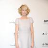 A atriz Jenna Elfman opta por vestido discreto um pouco acima dos joelhos