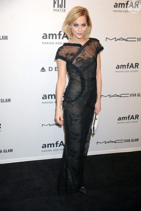 A DJ e modelo Leigh Lezark escolhe um vestido preto revestido de renda para participar do baile de gala da amfAR em Nova York