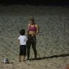 Carolina Dieckmann se exercitou na praia de São Conrado, Zona Sul do Rio de Janeiro, na noite desta segunda-feira, 21 de julho de 2014