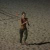 Carolina Dieckmann fez um treino funcional na praia
