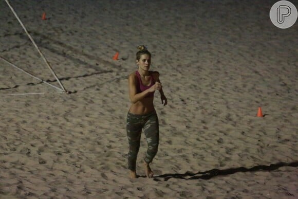 Carolina Dieckmann fez um treino funcional na praia