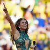 Jennifer Lopez exibiu boa forma usando apenas um maiô verde durante a festa de abertura da Copa do Mundo, no Brasil