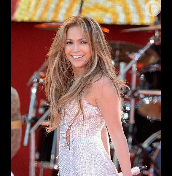 Jennifer Lopez está comemorando 45 anos e lançamento do novo CD 'A.K.A'
