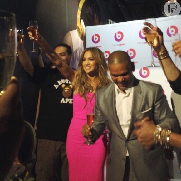 Jennifer Lopez reuniu alguns amigos em Nova York para celebrar o lançamento do CD 'A.K.A'