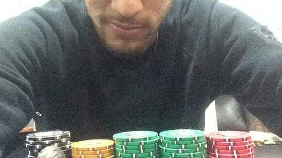 Em recuperação, Neymar joga partida de pôquer de madrugada