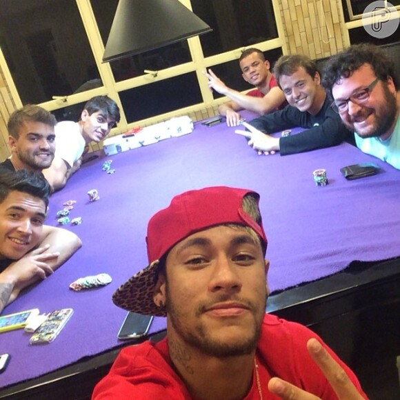 Neymar joga pôquer com amigos em noite em sua casa no Guarujá, em São Paulo; jogador se recupera de lesão que o tirou da Copa