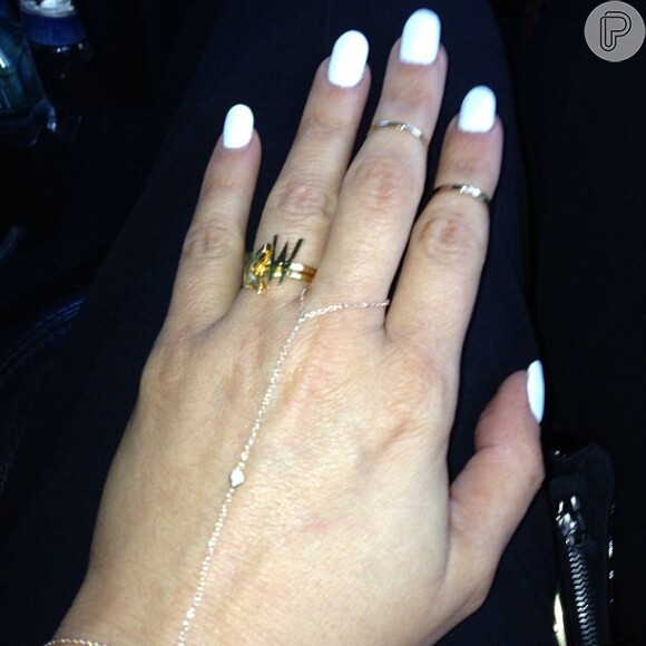 Kim Kardashian usa anel com as inciais de Kanye West e posta foto em sua conta do Instagram na tarde desta quinta-feira (7)
