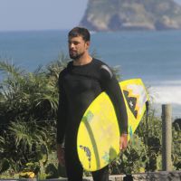 Cauã Reymond toma açaí, surfa e ganha beijo de fã em praia carioca