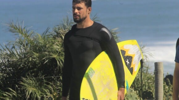 Cauã Reymond toma açaí, surfa e ganha beijo de fã em praia carioca
