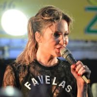Claudia Leitte faz show em Fortaleza com o pé imobilizado e anima fãs