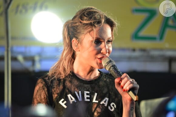 Claudia Leitte faz show em Fortaleza com o pé imobilizado (24 de julho de 2014)