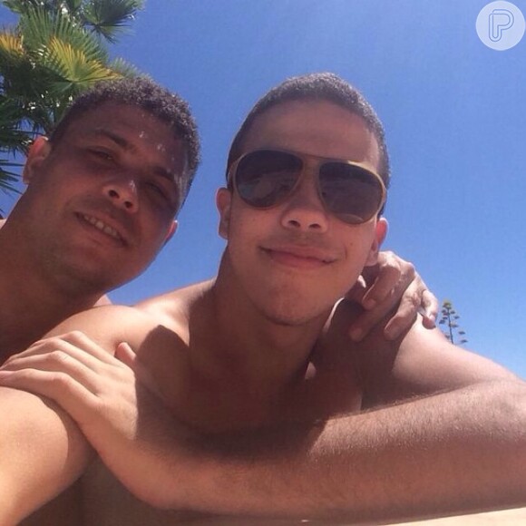 Ronald, filho de Ronaldo com Milene Domingues, também está com o casal na viagem