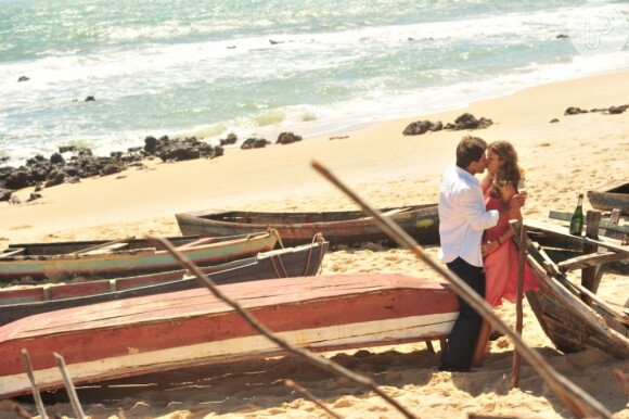 O casal Ester (Grazi Massafera) e Cassiano (Henri Castelli) se beija em mais uma cena romântica de 'Flor do Caribe'