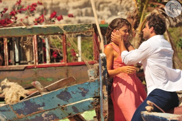 Ester (Grazi Massafera) e Cassiano (Henri Castelli) trocam carinhos em cena de 'Flor do Caribe'
