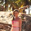 Ester (Grazi Massafera) ganha a vida levando turistas para passeios de bugue nas praias paradísiacas, em 'Flor do Caribe'