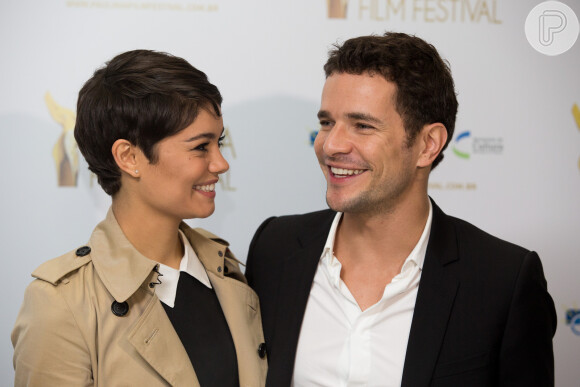 Sophie Charlotte e Daniel de Oliveira posam sorridentes para fotos no Festival de Paulínia