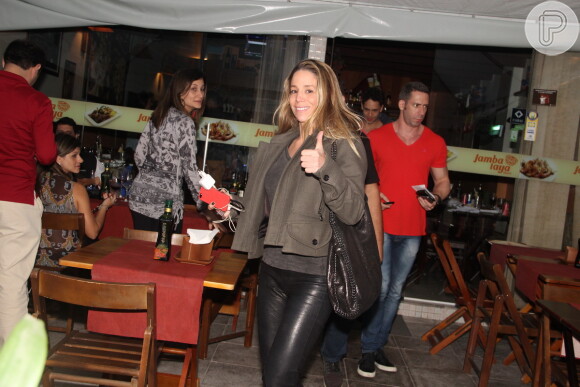 Danielle Winits vai a restaurante de Vilha Velha, no Espírito Santo
