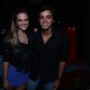 Rodrigo Simas e Juliana Paiva vão a boate no Rio