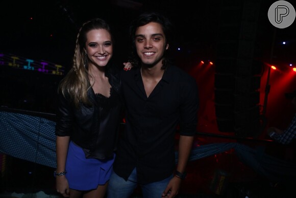 Rodrigo Simas e Juliana Paiva vão a boate no Rio
