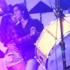 De shortinho, Anitta dança forró coladinha ao ator Rodrigo Simas em boate no Rio
