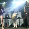 Anitta dança forró coladinha ao ator Rodrigo Simas em boate no Rio