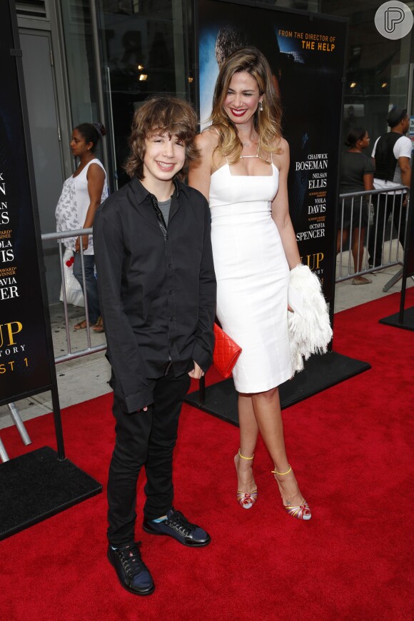 Luciana Gimenez e o filho Lucas, de 15 anos, foram prestigiar lançamento de filme produzido por Mick Jagger, nos Estados Unidos; depois família foi comemorar o aniversário do astro do rock, que completou 71 anos no dia 26 de julho 2014